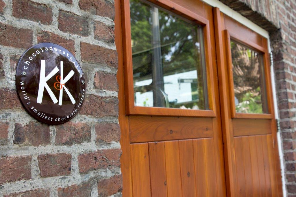 Close-up of K&K Chocolade-atelier from the outside
